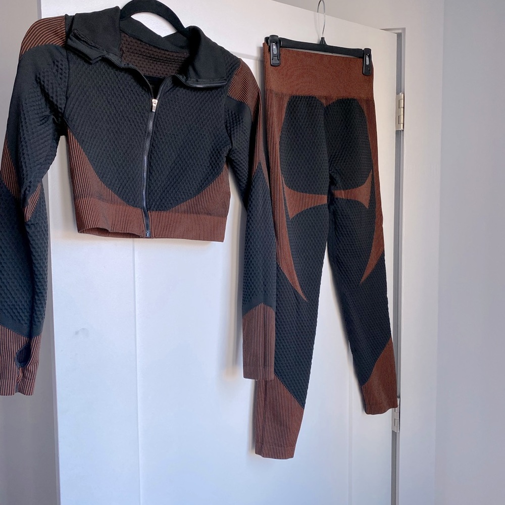 ORANGE AND BLACK TWO PIECE WORK OUT SET
